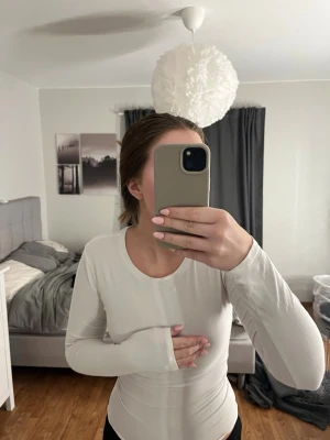 Vit långärmad topp i bomull - En basic vit långärmad topp med rund halsringning. Har sytt in tröjan sjökv so den sitter lite tightare