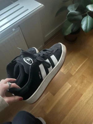 Svarta Adidas Campus sneakers - Säljer svarta campus skor! Är i bra skick använda lite. Är i storleken 38! Fina bekväma skor. 
