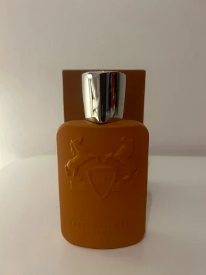 Parfums de Marly Althaïr 125ml - Parfums de Marly Althair – En varm, modern och elegant vaniljdoft  Säljer min Parfums de Marly Althair, en exklusiv unisexparfym som kombinerar klassisk fransk parfymtradition med en modern, ren och lyxig känsla. Doften är känd för sin mjuka vaniljprofil, perfekt balanserad med kryddor och träiga toner, vilket gör den både sofistikerad och lättburen.  Doftprofil: • Toppnoter av bergamott och kardemumma • Ett varmt hjärta av bourbonvanilj och akigalaträ • Bas av ambroxan och mysk förr byte