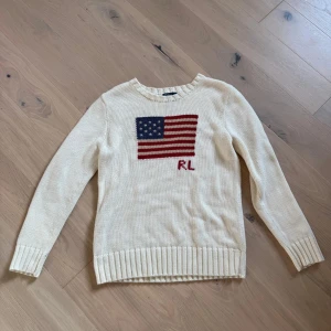 Vit stickad tröja Polo Ralph Lauren - Vit stickad tröja från Polo Ralph Lauren. Storlek l. 100% bomull. 