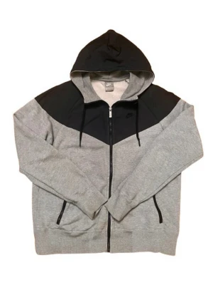 •	Nike Tech Fleece – Grå/Svart - Säljer den för den är lite står men inte något använd typ så den är i väldigt bra skick skriv om det är nåt