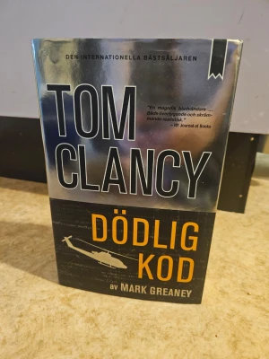 Dödlig kod av Tom Clancy - En internationell bästsäljare där president Jack Ryan ställs inför cyberhot och dödliga attacker. Spännande och realistisk thriller om dataläckor, underrättelsearbete och kampen mot terror på hemmaplan. Perfekt för dig som gillar action och nervkittlande historier.