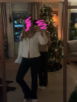 Fin topp! - Säljer en superfin topp i storlek m men passar abslout mig som brukar ha xs och s då den är liten i storleken som man ser på bilden, använd en gång!