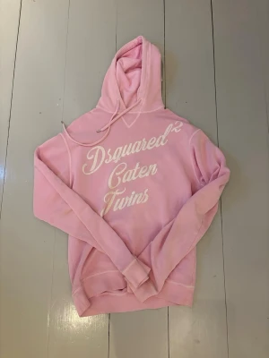 Dsquared2 Hoodie  - Dsquared2 hoodie i sällsynt rosa i storlek m. Ett litet märke på ryggen som ses på bild 3, går nog bort i tvätt.