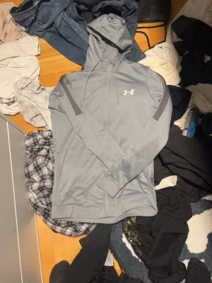Under armour tröja  - Skön tröja,väldigt nice passar till nästan allt. Har haft den i drygt 2 månader vill sälja den 