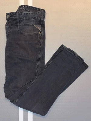 Svarta Replay Slim Jeans - Svarta slim fit jeans från Replay | Svart/Mörkgrå färg med tvätt | 9/10 skick | 32W & 32L | Fråga gärna vid minsta funderingar! 