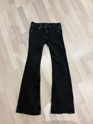 Svarta bootcut jeans i storlek 36 - Säljer ett par svarta bootcut jeans i storlek 36. Jeansen är från HM och är lågmidjade! Säljs då de inte används🥰