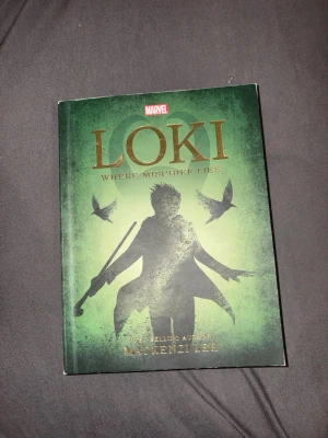 Loki bok - Är man ett Marvel fan så är denna boken för dig. Har bara läst några sidor i boken så den är i mycket bra skick. Boken är även på Engelska 🇬🇧