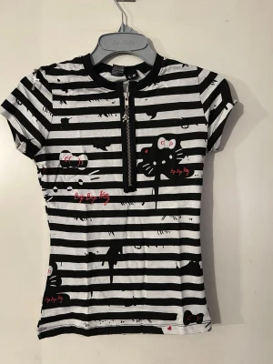 Bye bye Kitty topp storlek S/M. - Helt ny topp med Bye bye Kitty. Storlek S/M. Material i lite stretchig bomullstrikå.