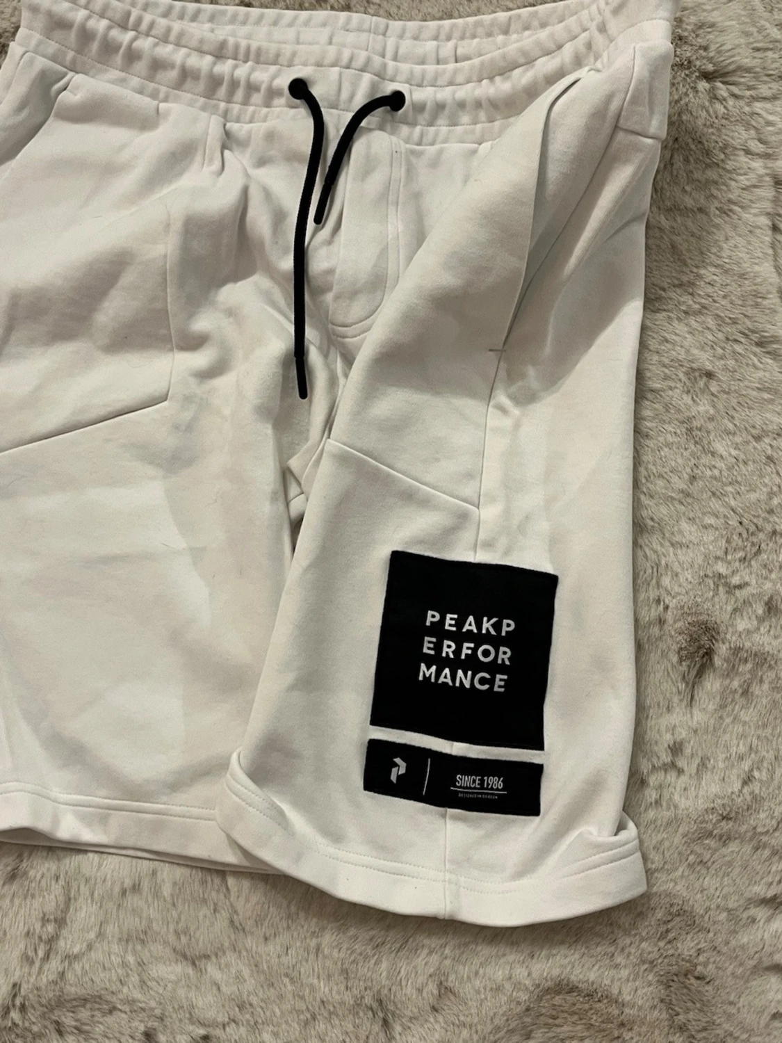 Vita Peak Performance shorts med snörning - 1