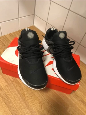 Nike Presto svarta sneakers - svart -  EUR 42,5 - Svart Nike Presto sneakers. Bekväma skor som passar bra till vardags. Skorna är i jätte bra skick då dem är sparsamt använda.