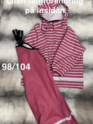 Ofodrat regnställ från Polarn o pyret - Sparsamt använd. Finns mindre defekter så som någon liten färgändring på insidan. Något miniskrap på reflex. Storlek 98/104