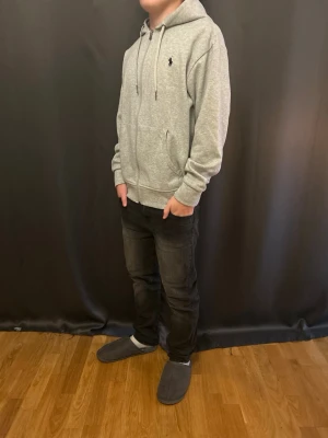 Svarta Lee jeans 👖  - Säljer ett par snygga svarta jeans ifrån Lee. Jeansen är svarta och går att matcha till många outfits. Hör av er om ni är intresserade🙌