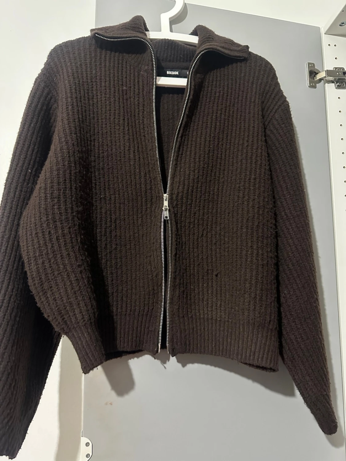 Mörkbrun stickad kofta från Bik Bok