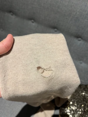 Sayless Kashmir hoodie - Kashmir tröja från sayless i storlek xxs. På bild två ser man ett hål vilket är anledningen varför priset är så lågt. Man kan laga detta för mellan 150-200kr hos en skräddare eller laga det själv om man är händig. Annars extremt fint skick.