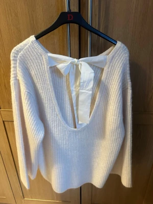 Stickad tröja  -  En stickad tröja i storlek. S från Gina Tricot knappt aldrig använd 