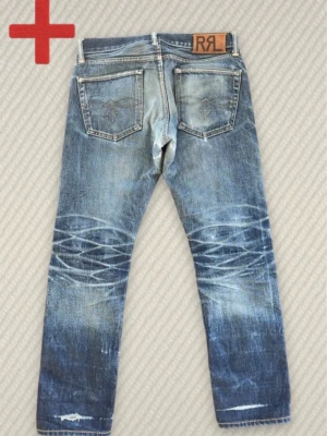 RRL selvage jeans 29/30 - Ett par low-rise RRL Selvedge jeans med sjuk patina! Storlek 29/30 (se mått nedan). Bra skick, har blivit lagade i grenen och slitningar över båda benöppningarna. Skriv om du har frågor! Mått: Storlek på tag - 29/30, Midja - 40.5 cm, Lår - 28.5 cm, Innersöm - 78.5 cm, Längd - 99 cm, Benöppning - 19 cm