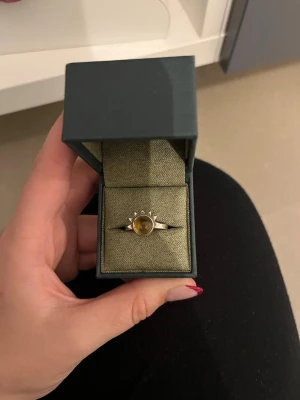 Maria Nilsdotter ring - Så himla fin, bra skick, se bilder. 🥰 Tror att den är i storlek 18, kolla bilder för hur den sitter på!