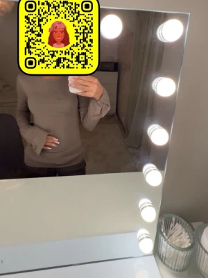 Beige långärmad topp med utsvängda ärmar - Säljer en beige långärmad topp med utsvängda ärmslut. Toppen har en slim passform och är tillverkad i ett mjukt material som sitter skönt mot kroppen. Perfekt att styla med jeans eller kjol för en trendig look. Har en liten fläck som ej går bort, tröjan är ifrån Gina tricot💗