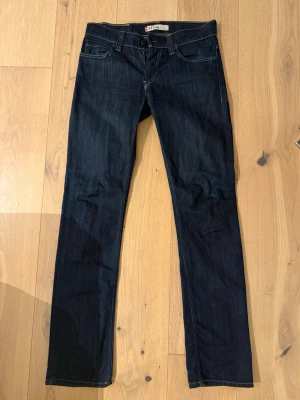 Levi's 511 mörkblå jeans W32 L34 - Säljer ett par Levi's 511 jeans i mörkblå tvätt. Klassisk femficksmodell med raka ben och normal passform. W32 L34 Ny pris ligger runt 1099KR Priset kan diskuteras i snabb affär.