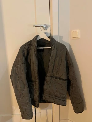 zara jacka - snygg grå och mönstrad jacka från zara. mycket gott skick, säljer då den inte används längre🥰 storlek S, säljer för 450 kr men kan gå ner i pris vid snabb affär