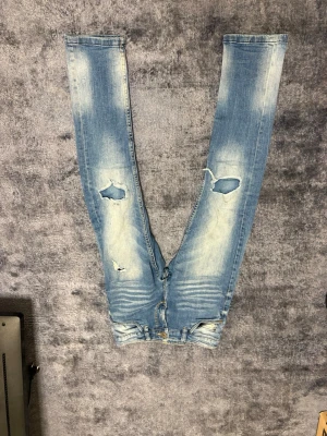 Jeans  - Jeans med slitningar 