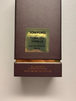Tom Ford Tobacco Vanille 100ml - Upptäck Tom Ford Tobacco Vanille Eau de Parfum i 100 ml – en ikonisk doft i lyxig förpackning. Tillverkad i USA och perfekt för dig som vill sticka ut med stil. Snygg flaska som passar perfekt i samlingen.