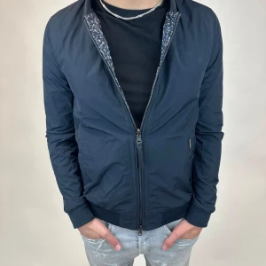 Woolrich bomberjacka – mycket bra skick - Stilren bomberjacka i mycket bra skick. Storlek M (passar även S). Nypris ca 3500 kr. Mitt pris: 1099 kr. Priset kan sänkas vid snabb affär. 