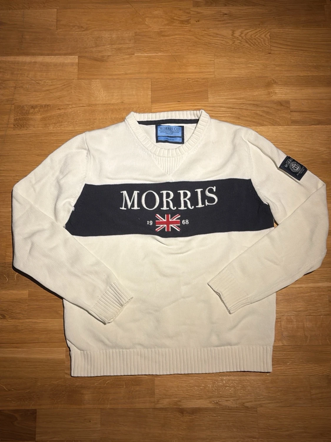 Morris Stickad Vit tröja