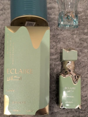 Eclaire Pistache EdP 100ml - Eclaire Pistache från Lattafa kommer i en snygg mintgrön förpackning med gulddetaljer. Flaskan rymmer 100 ml Eau de Parfum och har en modern design som sticker ut i samlingen. Perfekt för dig som vill ha något unikt på hyllan. Söker mest för att få pengar men kan byta också. 