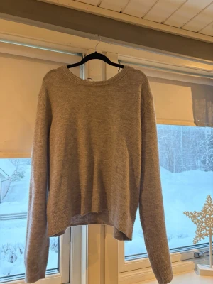 Grå/beige stickad tröja från H&M  - Mysig grå stickad tröja från H&M i storlek XL, passar mig som har S-M. Ville ha den lite mer loose och modellen var smalare. Tröjan har rund halsringning, långa ärmar och ribbade muddar vid ärmslut och nederkant. Använd 1 gång 