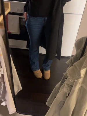 Mira Flare Jeans från BikBok W26 L32 - Säljer ett par Mira Flare Jeans från BikBok i klassisk blå tvätt. Jeansen har låg midja, utsvängda ben och femficksmodell. Tillverkade i mjukt bomullsjeansmaterial med snygga kontrastsömmar. Perfekta för dig som gillar en retroinspirerad look.