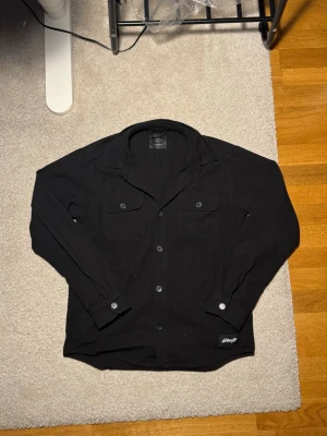 Svart overshirt från Nimbus, unisex S - (Skulle säga den passa mer Man än Kvinna) Svart overshirt från Nimbus i fint skick. Stilren och mångsidig modell som fungerar perfekt som lätt jacka eller skjorta beroende på säsong. Passar både vardag och mer uppklädda tillfällen. Klassisk design i svart som är lätt att matcha. Använd men väl omhändertagen.  📦 Skickas inom 24 timmar 🚭🐾 Från rök- och djurfritt hem 💰 Snabb affär = bättre pris, hör av dig!