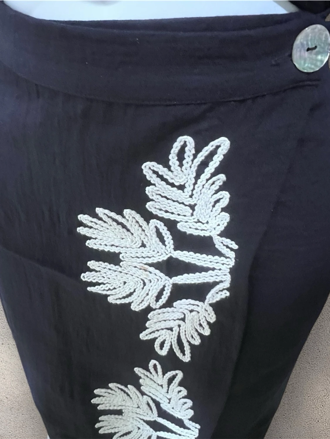 Svart långkjol med broderade detaljer - 4