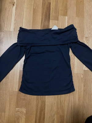 Mörkblå shoulder-off tröja -  Jättefin marinblå shoulder-off tröja från Gina Tricot. Helt ny🤍