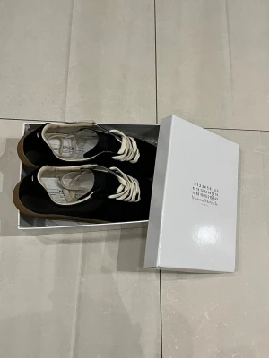 Maison margiela gats - Säljer ett par svarta gats från maison margiela. Väldigt snygga och bekväma. Passar dig verkligen om du vill ha en lite mer laidback look. Pris kan diskuteras vid snabb affär.                    (dem är storlek 45 men passar som 43,5-44)