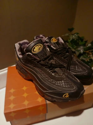 Nike corteiz honey yellow - Säljer mina nike corteoz då jag köpt nya skor nike corteiz skorna är riktigt bekväma och håller bra