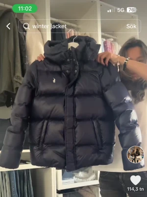 Ralph Lauren jacka  - Säljer min Ralph Lauren jacka i storlek 14, motsvarar Xs/s🫶 Använd denna och förra säsongen så fint skick men täcken på användning finns❤️Kvitto finns på den vid intresse 