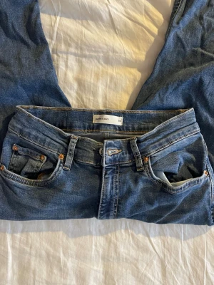 Blå bootcut jeans från Gina Tricot  - Säljer ett par klassiska blå bootcut jeans från Perfect Jeans i storlek 36 (Gina). Jeansen är gjorda av bomull och denim. Säljer pgr av garderobsrensning.