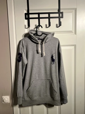 Ralph lauren hoodie Grå - Ralph lauren hoodie Grå som säljs för 599 och står storlek S men är mer sitter mer som M. Mer frågor eller bilder är det bara att fråga 🤩🤩🤩