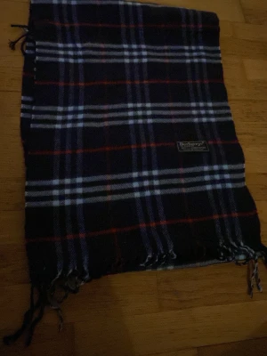 Blå burberry scarf vintage - Blå burberry scarf med inga tecken av andvändning