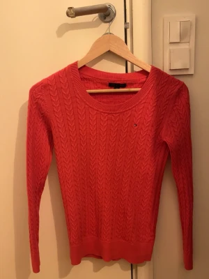 Rosa tröja Tommy Hilfiger - Säljer en kabelstickad tröja från Tommy Hilfiger!! 