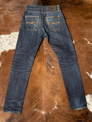 Selvage Nudie SteadyEddie - Tjena! Säljer dessa Selvage SteadyEddie som helt klart har en av dom sjukaste tvättarna jag sett, W28/L34, detta är SteadyEddie som inte finns kvar, alltså inte StewdyEddie II, hör av dig vid funderingar!🙌