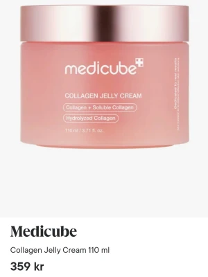 Medicube Collagen Jelly Cream 110 ml - Medicube Collagen Jelly Cream i en snygg rosa burk med metalliskt lock. Innehåller hydrolyserat kollagen och lösligt kollagen för extra fukt och spänst. Perfekt för dig som vill boosta huden med glow och mjukhet. Volym: 110 ml. Använd ej gång med en liten spatula så den är ej rörd med hand!