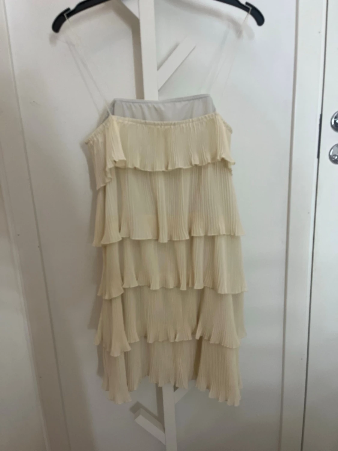 Plisserad ljus gul kortklänning - 1