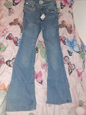Jeans - Ett par jättefina sköna blåa jeans som även går att stretcha vid midjan, de helt nya då de är för stora och för långa på mig däremot skulle de passa längd 165-170cm de är i storlek L men skulle även gå för M (full length)💕