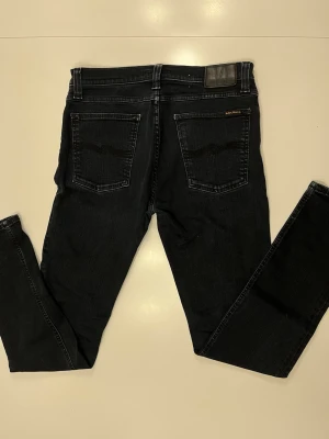 Svarta nudiejeans  - Svarta nudiejeans skick: 8/10 endast två små fläckar som kan gå bort i tvätten. Vid frågor är det bara att skriva. W29  L28
