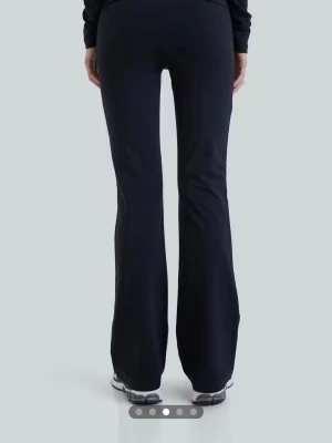 Svarta bootcut byxor från BikBok XS - Säljer ett par svarta bootcut byxor från BikBok i storlek XS. Byxorna har en medel midja och är gjorda i ett stretchigt material som sitter snyggt över höfterna och släpper ut vid benen. Perfekta för en trendig och bekväm look.