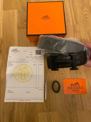 H Bälte svart - Säljer en svart bälte från ”H”. Den är helt ny aldrig använt bara öppnat. För mer bilder eller frågor kom pm. Fraktat samma dag innan på köp inann 21:00