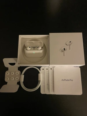 AirPods Pro 2 - Apple AirPods Pro 2 trådlösa hörlurar med aktiv brusreducering och trådlöst laddningsfodral. De kommer med en flätad USB-C laddare och extra silikon toppar i olika storlekar. Helt oanvända!  Skriv gärna om du har frågor!